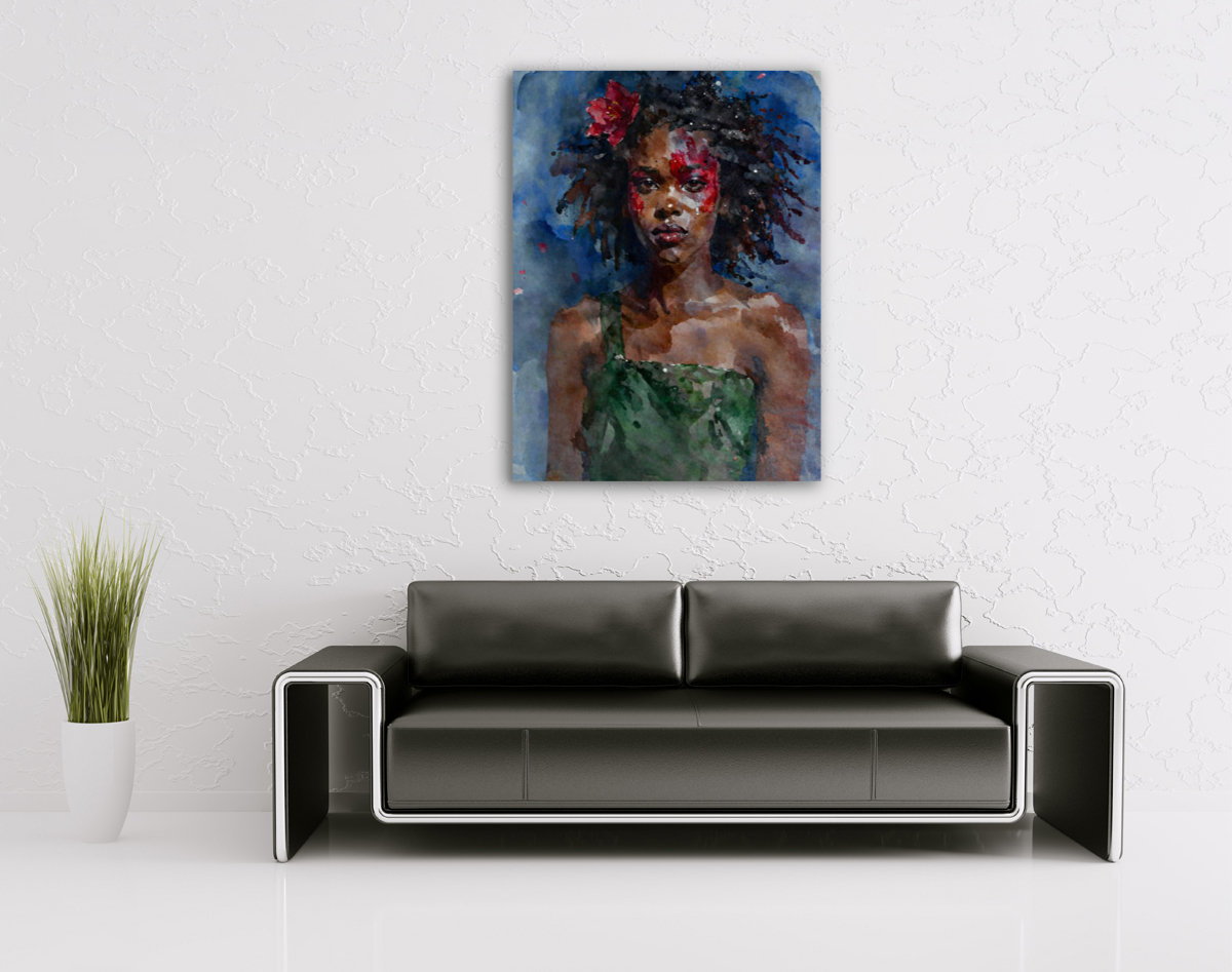 206-1834-wohnzimmer-dunkelhaeutige-Frau-in-gruenen-Kleid-mit-Blume-im-Haar-fotokunst-online-kaufen-galerie-qualitaet
