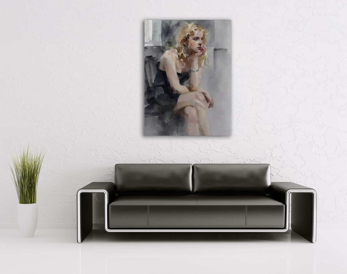 206-1895-wohnzimmer-nachdenkliche-Blondine-im-Kleid-fotokunst-online-kaufen-digitaldruck