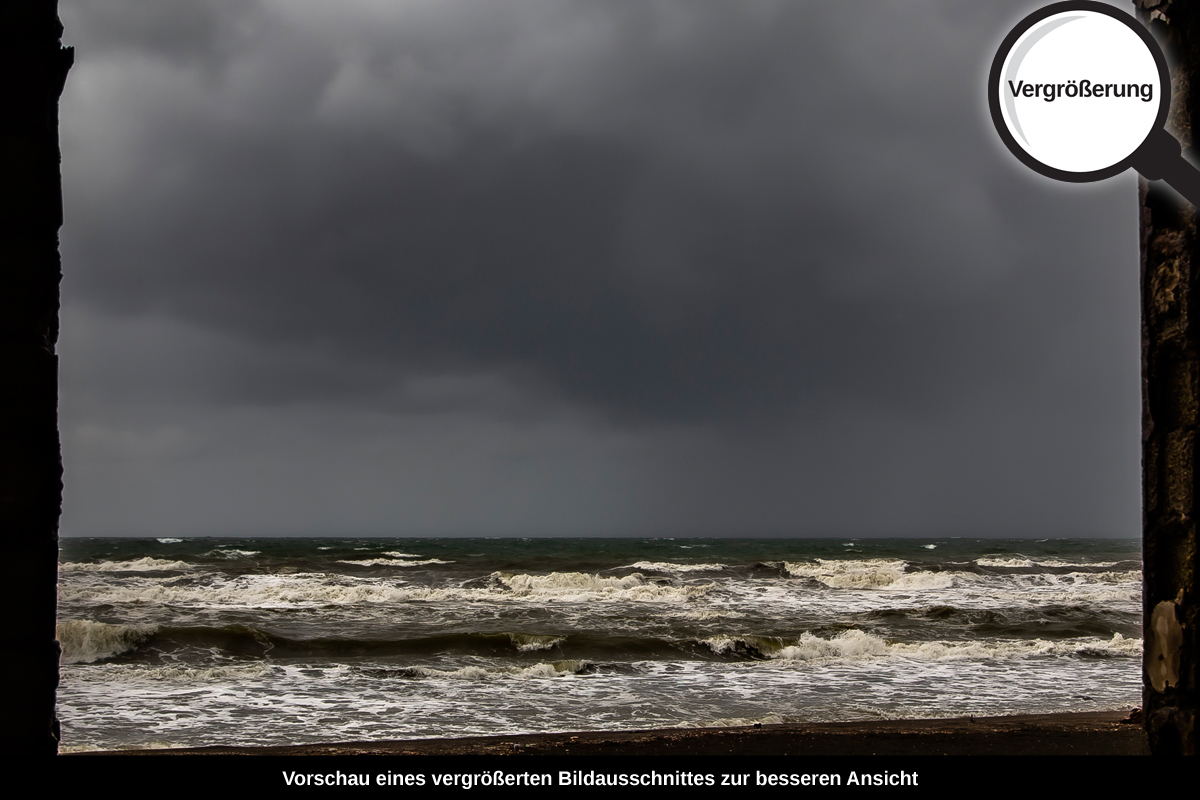 3-110-1575-bild-gross-leer-fenster-meer-regenwolken_l
