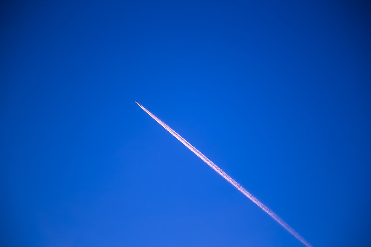 1-116-1369-himmelhoehe-blau-flugzeug-spur-kuechenrueckwaende-galleries_l