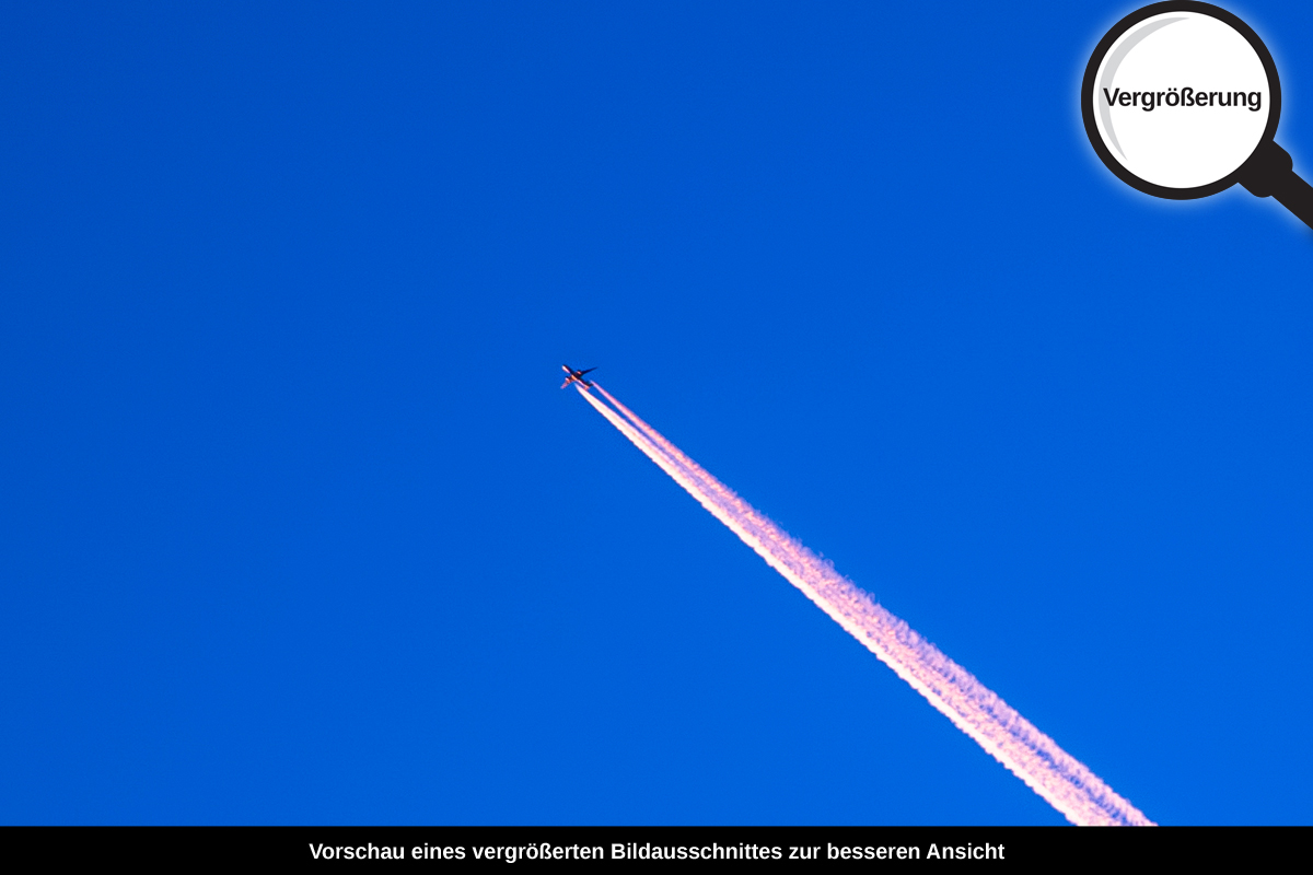 3-116-1369-bild-gross-himmelhoehe-blau-flugzeug-spur_l