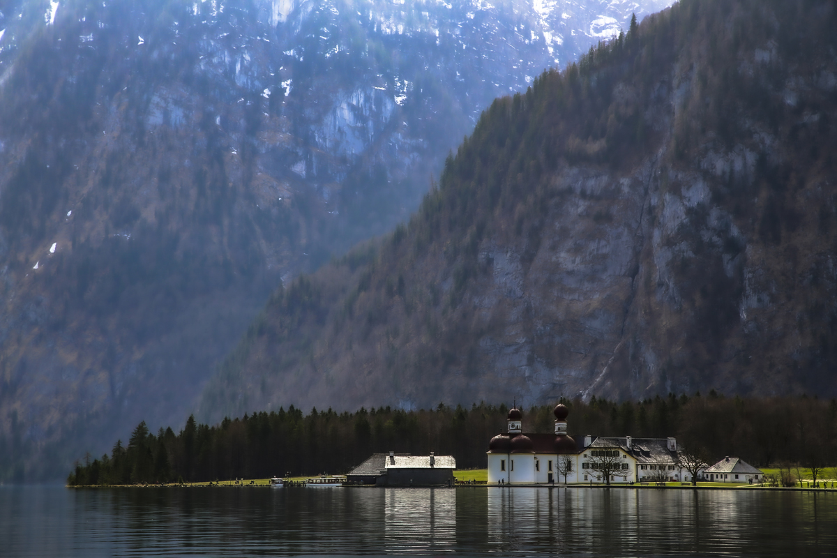 1-108-1130-kirche-wasserspiegel-berge-kultur-leinwandbilder_l