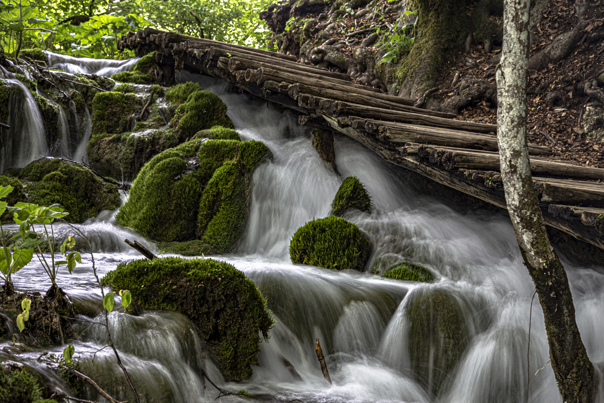 1-105-1144-wasserfall-holz-bruecke-muenchen-bilder-online-galerie_l