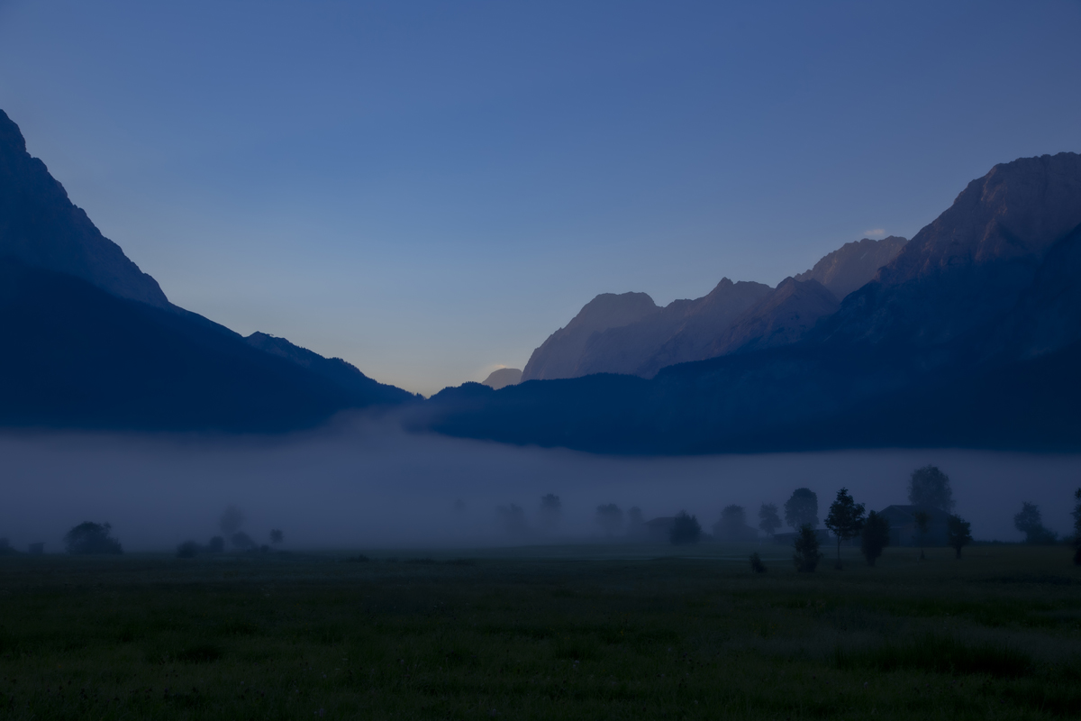 1-108-1195-daemmerung-nebel-berge-portraets-kunst_l