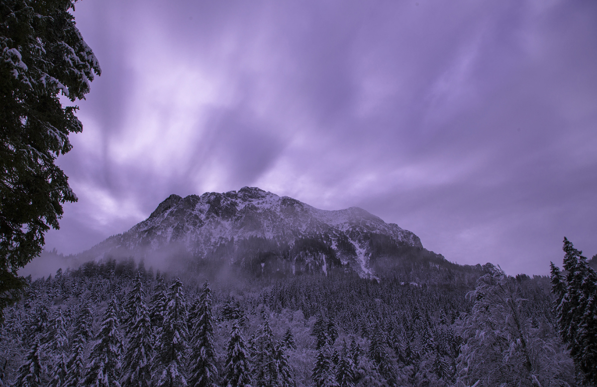 1-108-1293-violett-winter-berg-artprint-holzbilder_l