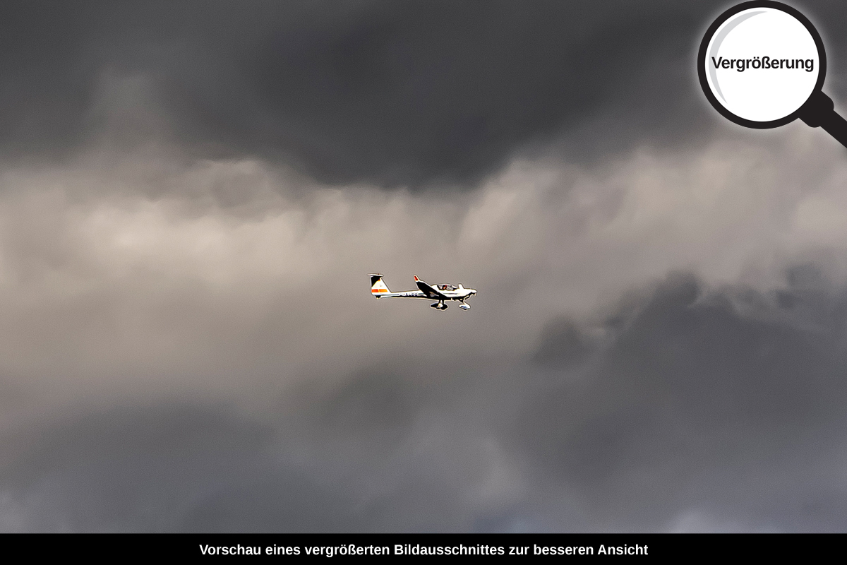 3-102-1079-bild-gross-himmel-flugzeug-wolken_l