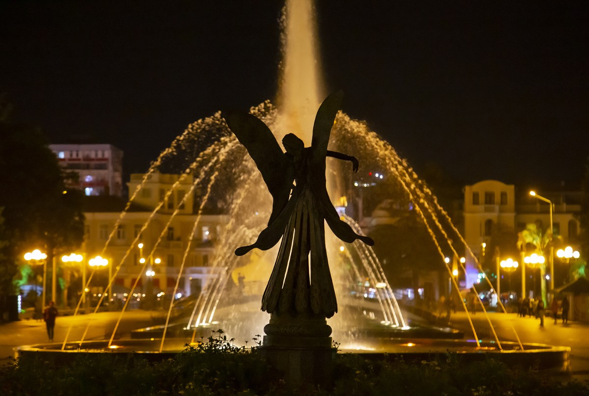 1-113-1056-nacht-stadt-wasserbrunnen-licht-bild-kaufen-fotokunst_l