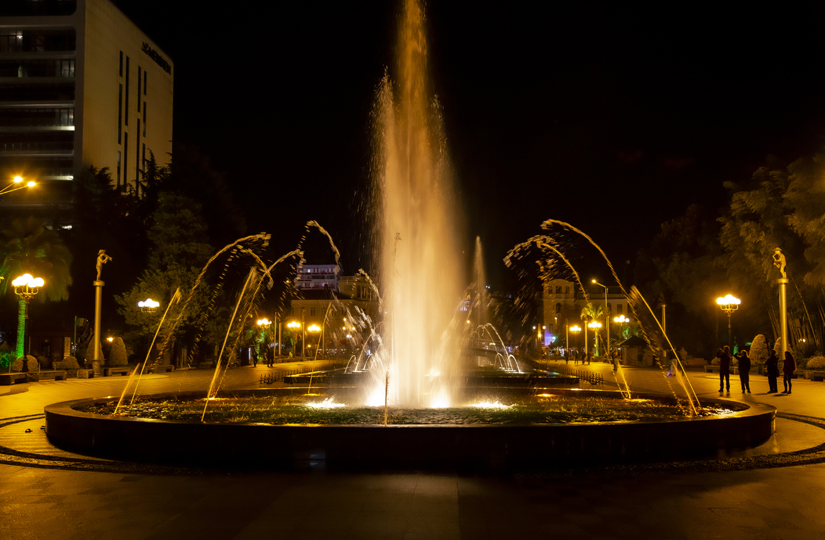 1-113-1057-wasserbrunnen-stadt-nacht-licht-bild-kaufen-online-fotokunst-online-kaufen_l