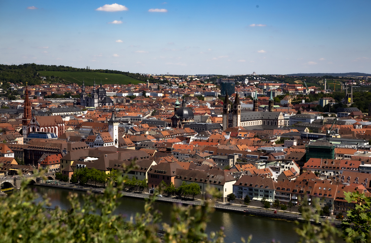 1-113-1148-rot-dach-fluss-stadt-digitaldruck-gerahmte-bilder_l