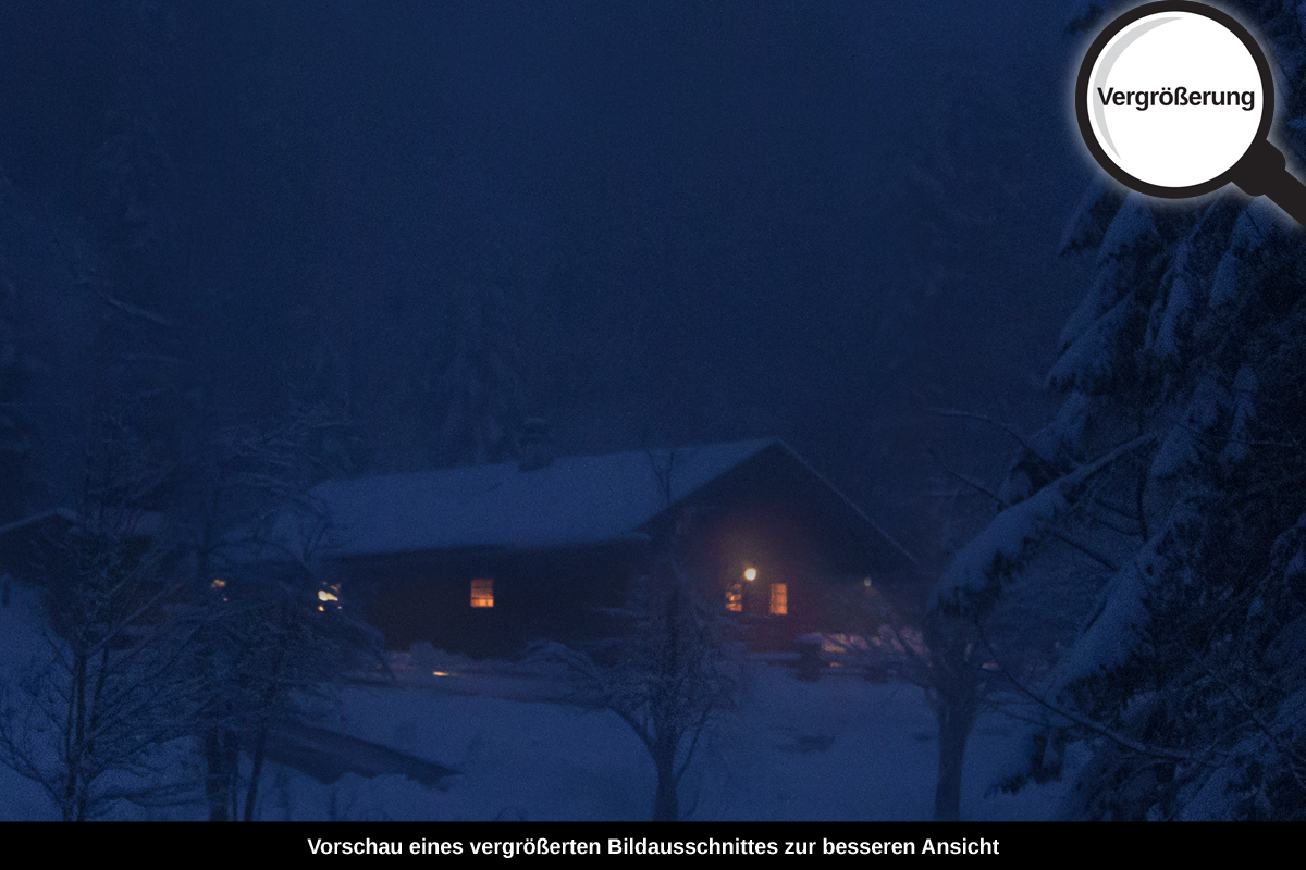 3-107-1286-bild-gross-haus-im-wald-winter-nacht_l