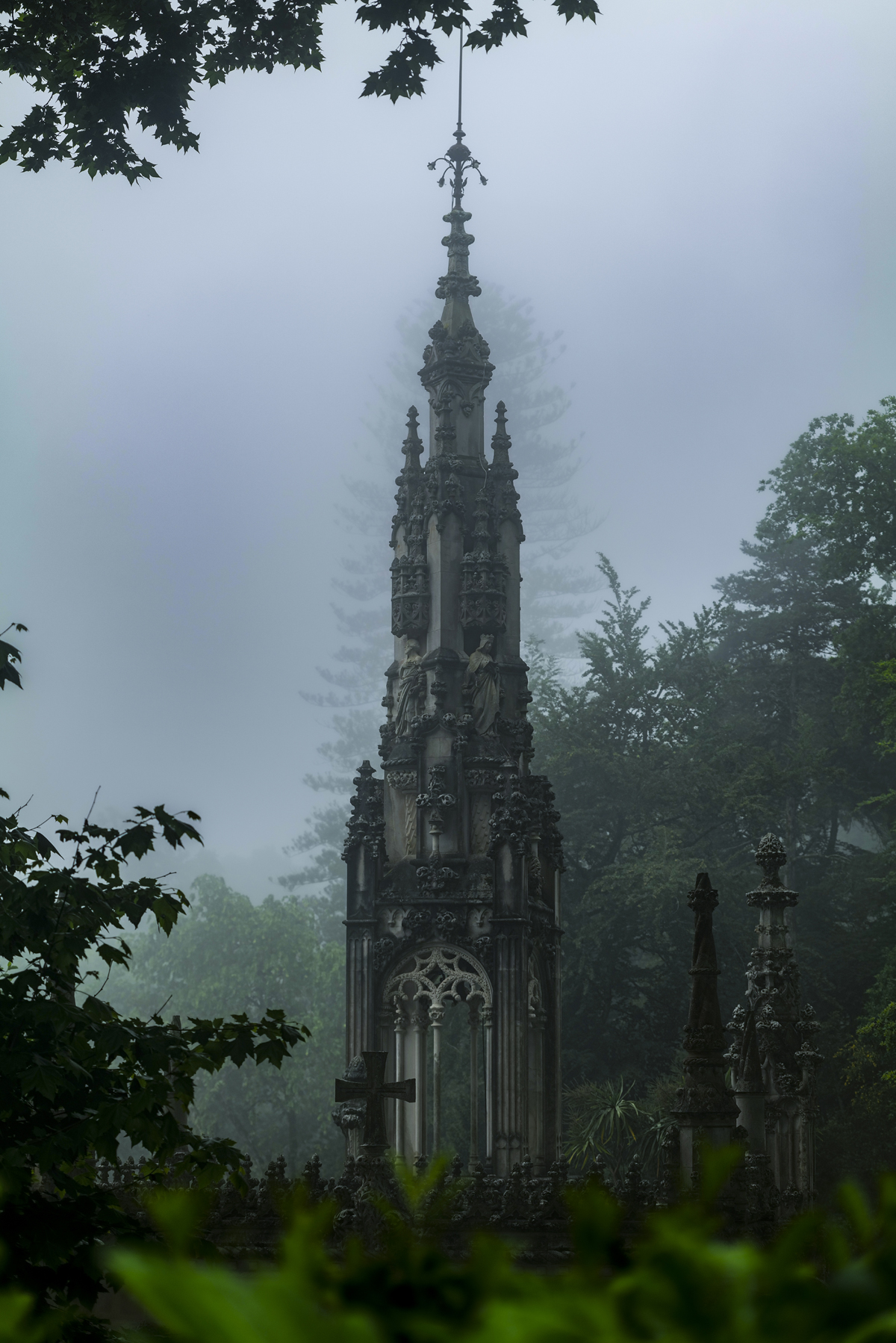 1-110-1708-kapelle-friedhof-nebel-morgen-fotokunst-kunstdrucke-auf-leinwand_l