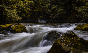 108-1594-bergfluss-naturmacht-glasbild-limitiert