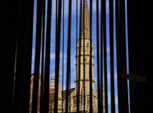 111-1252-turmspitze-kathedrale-jalousie-fotokunst-online-kaufen-kunstbilder