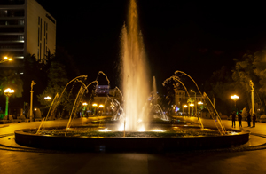 113-1057-wasserbrunnen-stadt-nacht-licht-bild-kaufen-online-fotokunst-online-kaufen