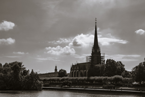 113-1261-monochrom-kirche-ufer-sommer-gerahmte-bilder-kunst