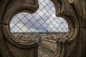 113-1408-fenster-geschichte-stadt-kunst-malerei