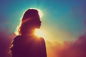 206-1305-frau-sonne-himmel-coole-bilder-zeitgenoessische-fotografie